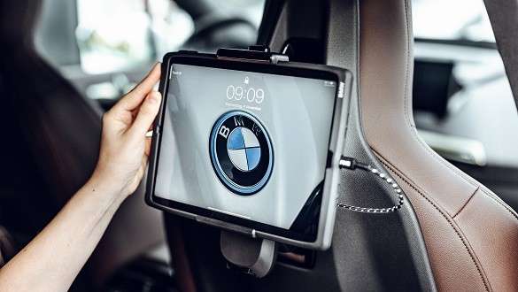 11 colos Apple iPad Pro™ készülékekhez való BMW biztonsági tartó a Travel & Comfort rendszerhez
