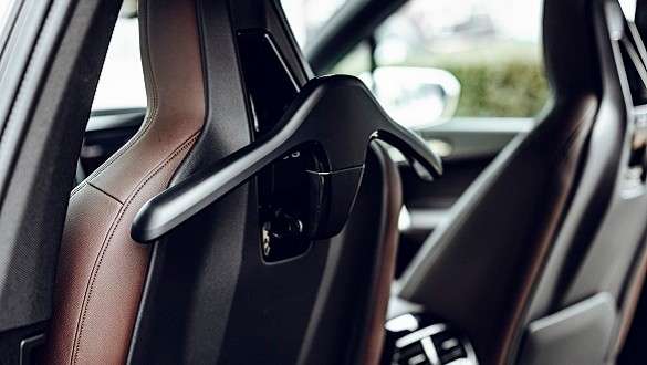 BMW ruhaakasztó a Travel & Comfort rendszerhez.