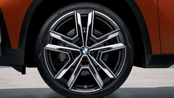 21" M Performance könnyűfém keréktárcsa, duplaküllős 877 M, kétszínű.