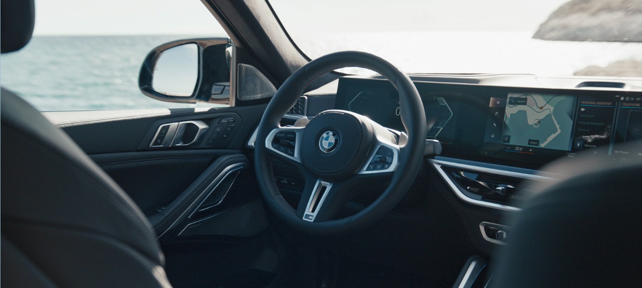 GYÖNYÖRKÖDJÖN A BMW X6 BELSŐ TERÉNEK DIZÁJNJÁBAN.